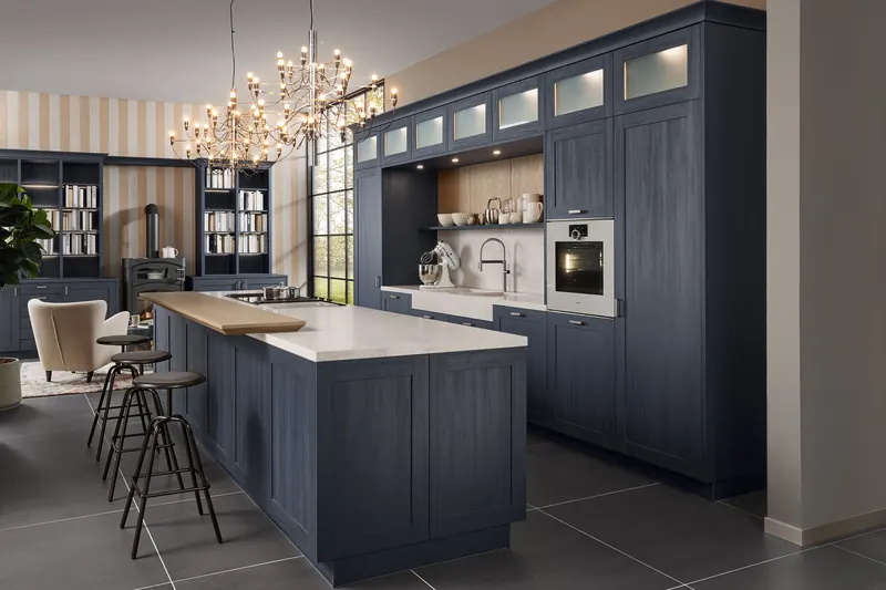 Cuisine bleu indigo de style campagne avec îlot