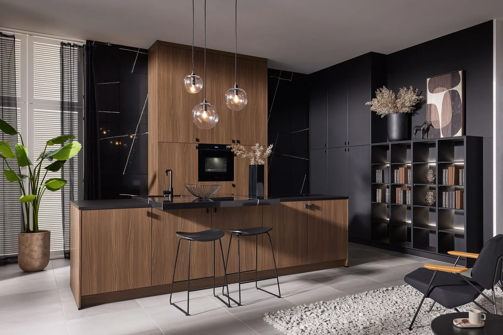 Cuisine en bois foncé et noir ultra-mat avec bibliothèque intégrée